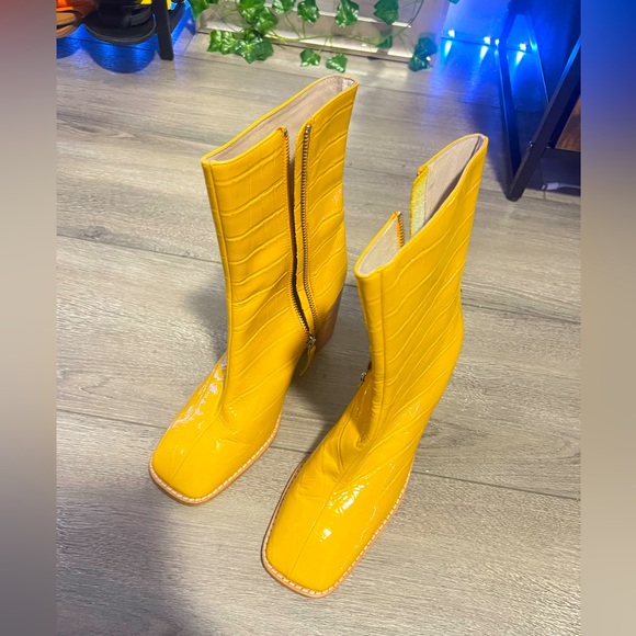 INTENTIONALLY heeled boots - Picture 2 of 4